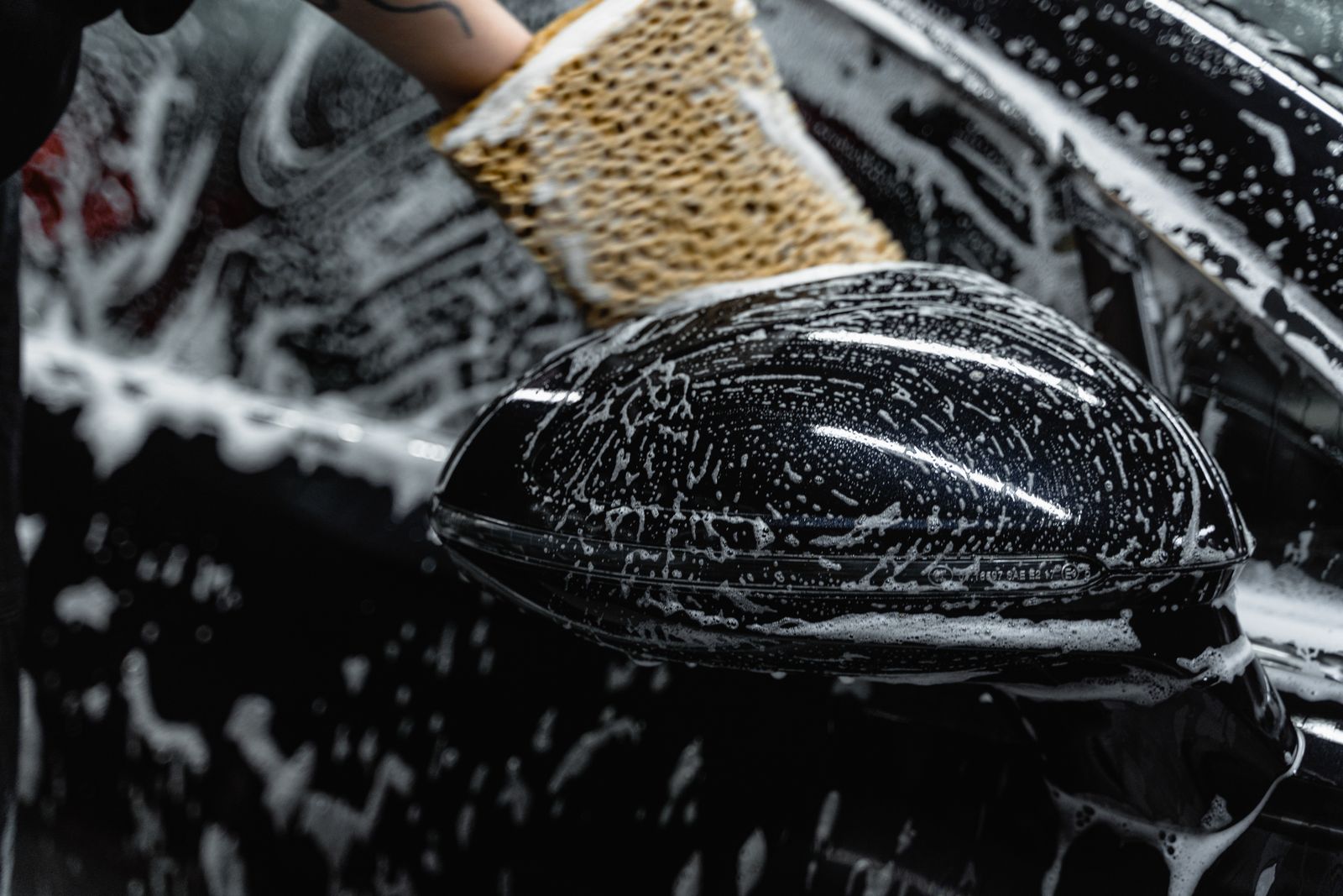Finisher washing a panel with a microfibre mitt